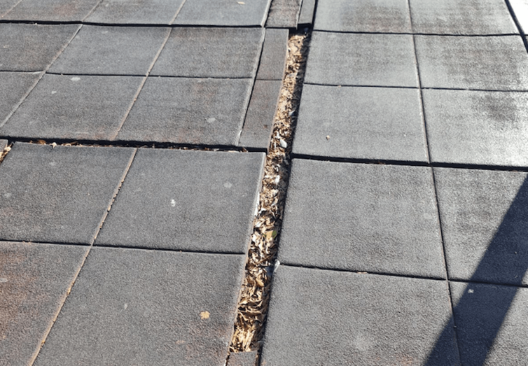 Imagen de las irregularidades que presenta el pavimento del parque infantil / TA